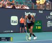 Italianul Matteo Berrettini (142 ATP) a acuzat o stare de amețeală în setul secund al meciului cu Andy Murray (62 ATP), din primul tur al turneului de la Miami, la scorul de 6-5, 2-5. A fost nevoie de intervenția medicilor.