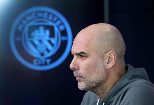 Managerul Pep Guardiola și sigla lui Manchester City Foto: Guliver/GettyImages