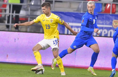 Albert Gudmundsson, într-un duel cu Florin Tănase la România - Islanda 0-0 în preliminariile CM 2022 Foto: Imago