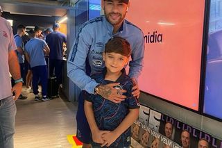 Gestul impresionant făcut pentru copilul cu proteză oculară » Fanul și-a imprimat stema clubului pe pupilă!