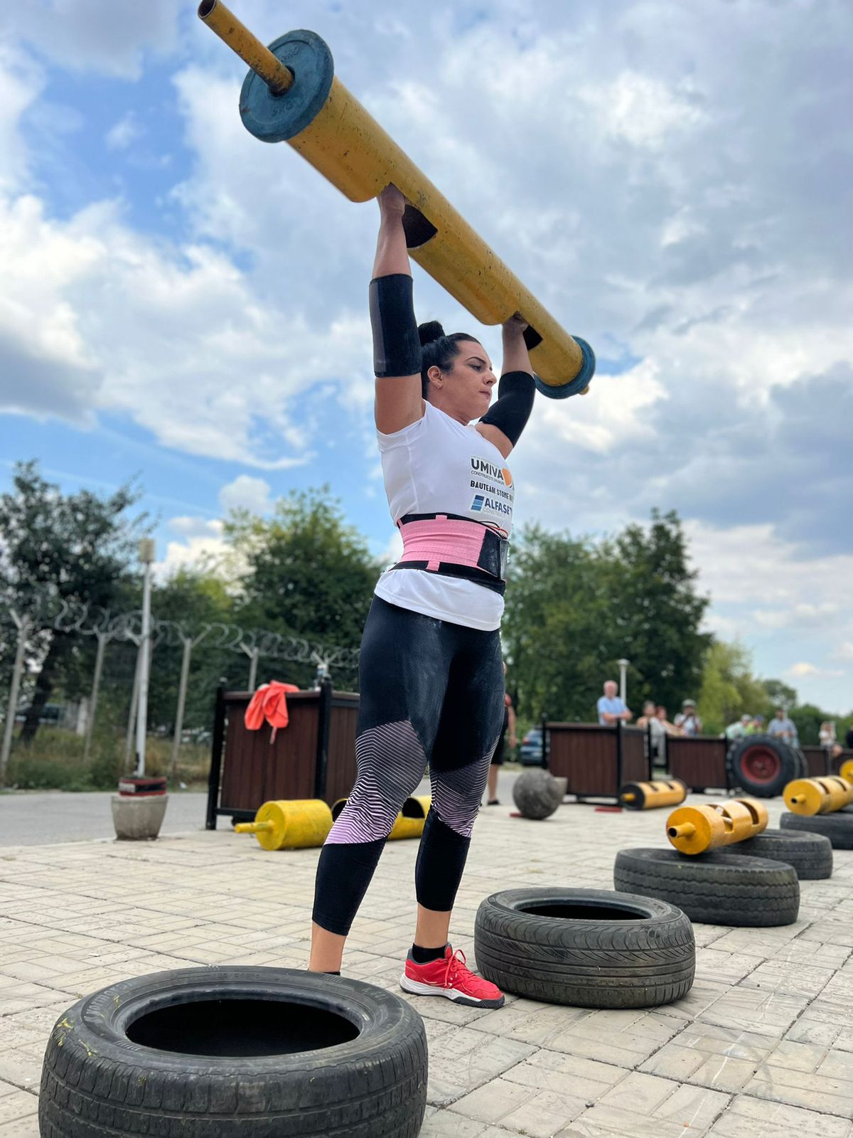 Ce mănâncă şi cum se antrenează cea mai puternică femeie din România: „Am tras un tir de 14 tone după mine. Arnold m-a felicitat” + Ce le răspunde haterilor