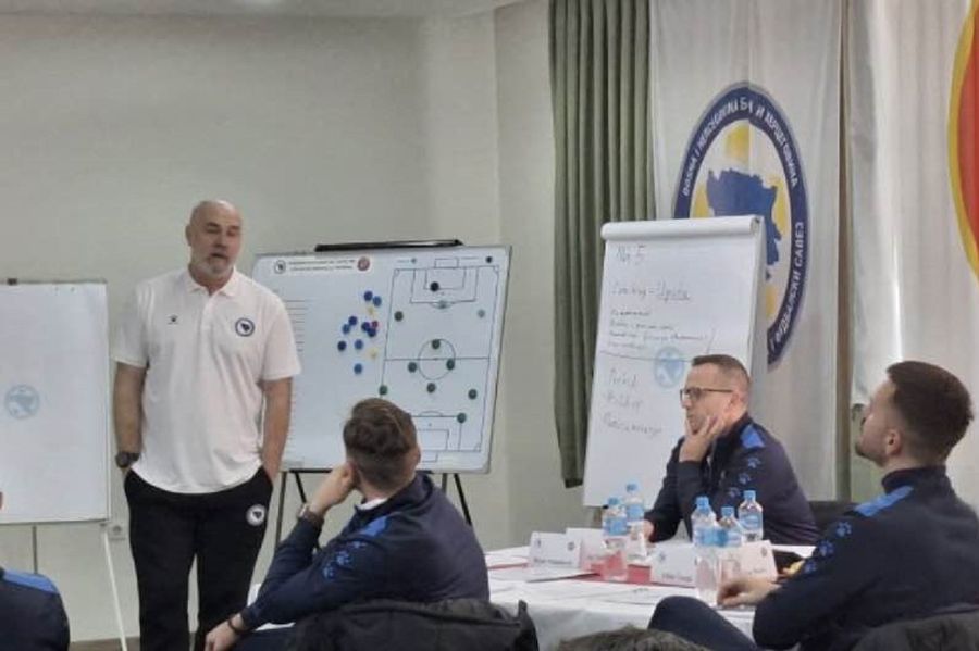 Sergej Barbarez, selecționerul Bosniei, a fost invitat, înaintea meciului cu România, la unul dintre cursurile pentru licența de antrenor UEFA PRO Analiza selecționerului Bosniei pentru meciul cu România a „scăpat” în online » „Cel mai bun, dar iresponsabil în apărare”