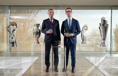 Carlsberg celebrează revenirea la competițiile UEFA destinate echipelor naționale, semnând un nou parteneriat pe termen lung