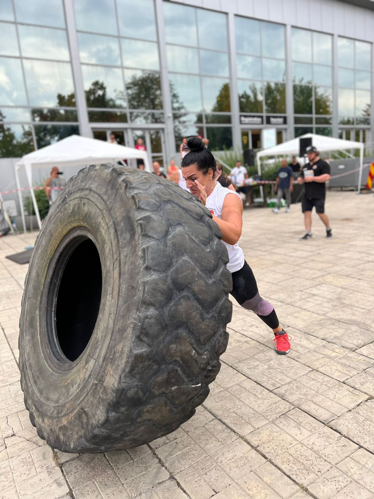 Ce mănâncă şi cum se antrenează cea mai puternică femeie din România: „Am tras un tir de 14 tone după mine. Arnold m-a felicitat” + Ce le răspunde haterilor