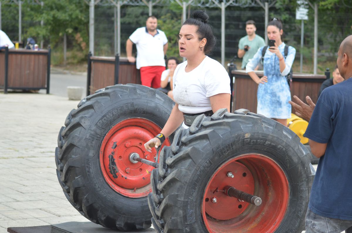 Ce mănâncă şi cum se antrenează cea mai puternică femeie din România: „Am tras un tir de 14 tone după mine. Arnold m-a felicitat” + Ce le răspunde haterilor