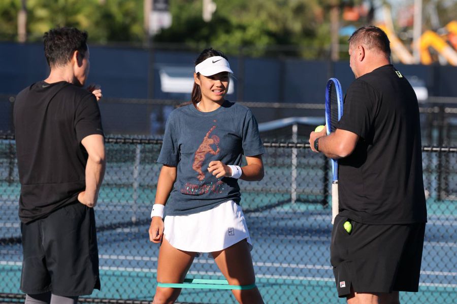 Emma Răducanu și Vladmiri Platenik (dreapta) la antrenament la Miami Foto: Imago Images Emma Răducanu, despărțire de antrenor după numai două săptămâni » Care este motivul