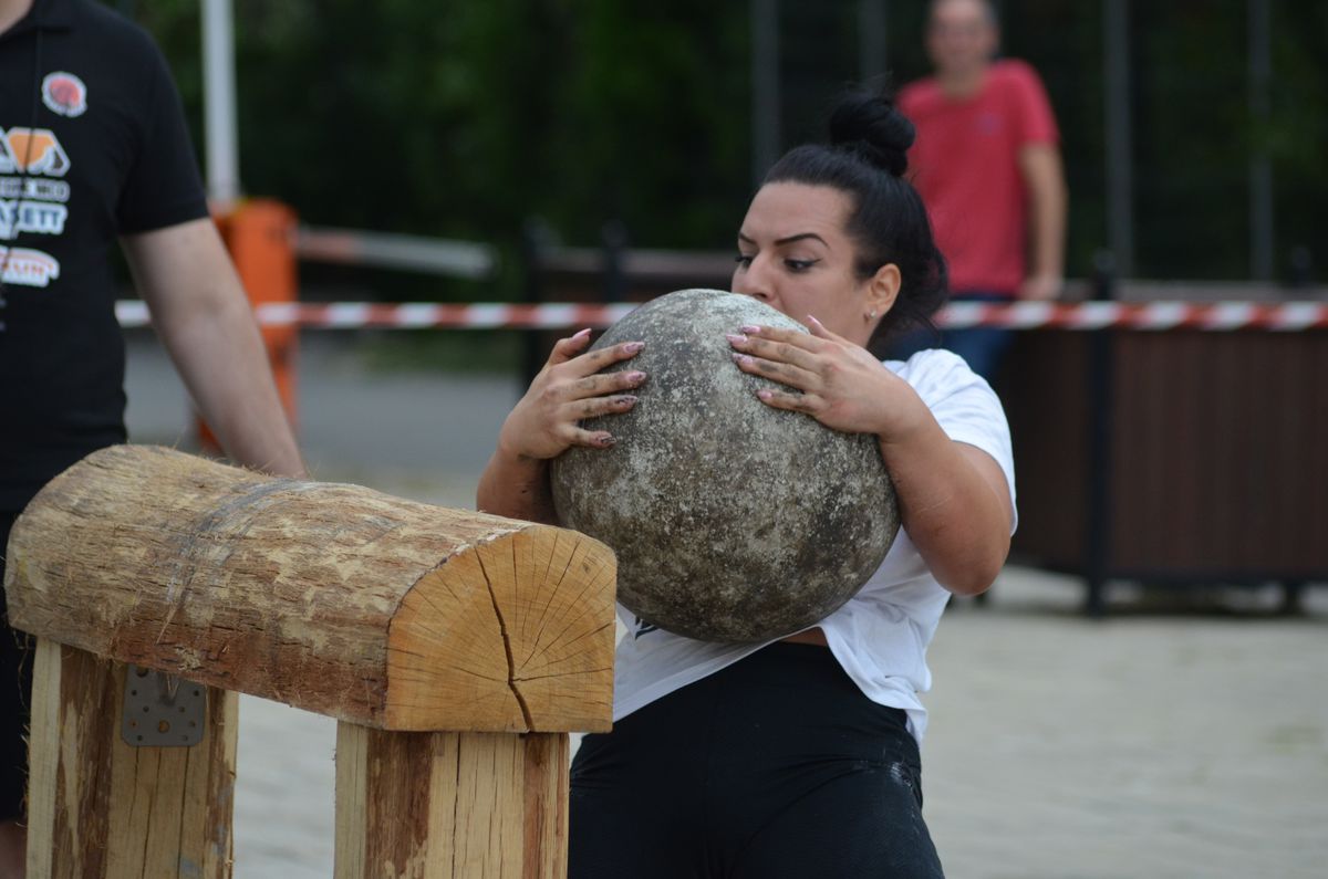 Ce mănâncă şi cum se antrenează cea mai puternică femeie din România: „Am tras un tir de 14 tone după mine. Arnold m-a felicitat” + Ce le răspunde haterilor