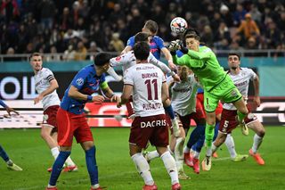 Țeapa Franz Stolz! Austriacul n-apărase nici în amicale la Genoa » „Nu a văzut terenul decât la antrenamente!”