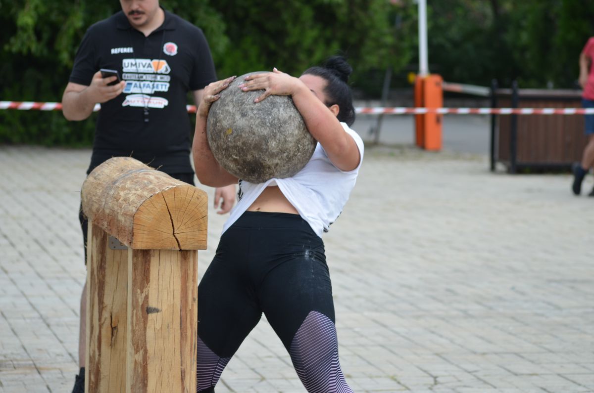 Ce mănâncă şi cum se antrenează cea mai puternică femeie din România: „Am tras un tir de 14 tone după mine. Arnold m-a felicitat” + Ce le răspunde haterilor