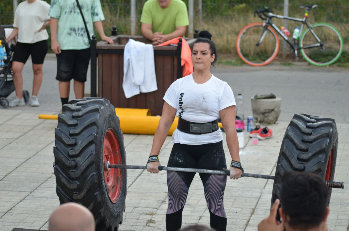 Ce mănâncă şi cum se antrenează cea mai puternică femeie din România: „Am tras un tir de 14 tone după mine. Arnold m-a felicitat” + Ce le răspunde haterilor