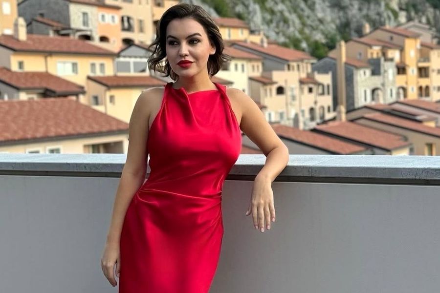 Romina Gingașu // Foto: Instagram „Am căzut de pe sobă într-un cuțit, mi-au crăpat splina, vezica urinară și rectul” » Drama și povestea fabuloasă de viață a Lăcrămioarei Perijoc: „Mamă, ați văzut-o pe țăranca aia de la voi din clasă?!”
