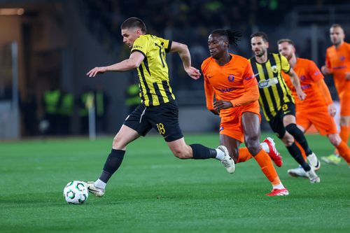 Răzvan Marin (stânga) în duelul cu Celje / Foto: Imago