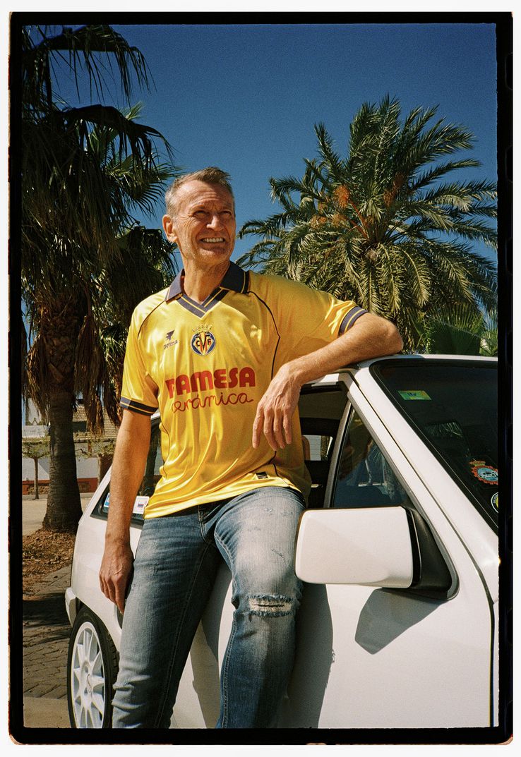 Gică Craioveanu a prezentat noul echipament al lui Villarreal / foto: villarrealcf.es