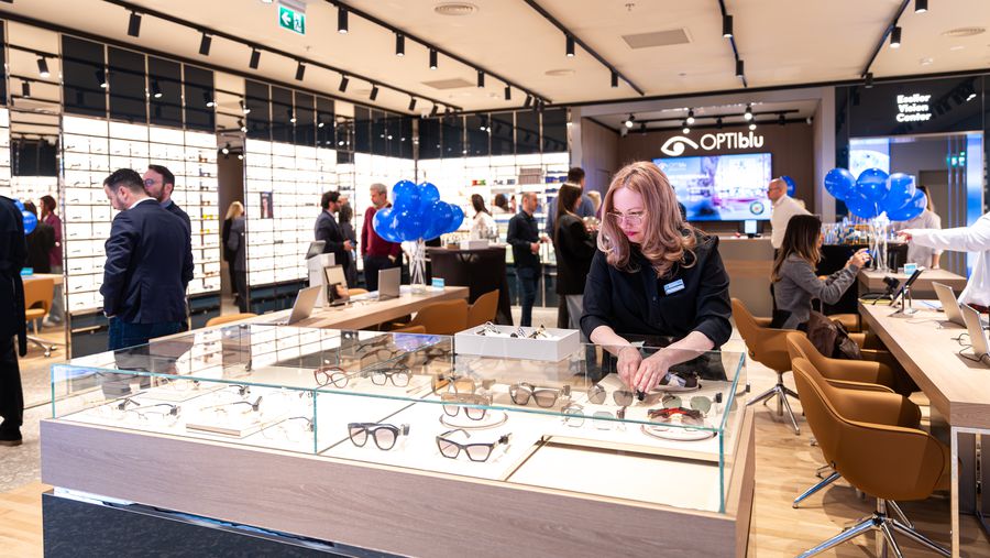 Primul pas strategic al EssilorLuxottica pe piața locală