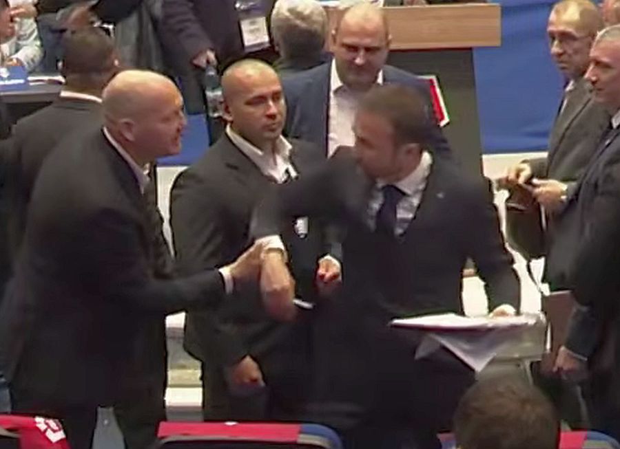 Teodorescu, aici apucându-l de braț pe Drăgan „Scutul” lui Burleanu, în mijlocul unui scandal de falsuri: aceeași poză, două identități! Scandalul a ajuns la poliție și procuratură: „Hărțuire și amenințări”