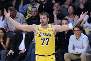 Luka Doncic, 100 de puncte marcate în puțin peste 24 de ore! Noi recorduri bifate de el și LeBron James, iar Los Angeles Lakers e pe val