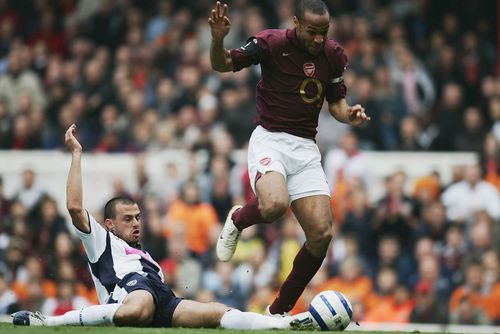 Neil Clement, fostul fundaș al echipelor West Bromwich Albion și Chelsea, în duel cu Thierry Henry // FOTO: Getty Images