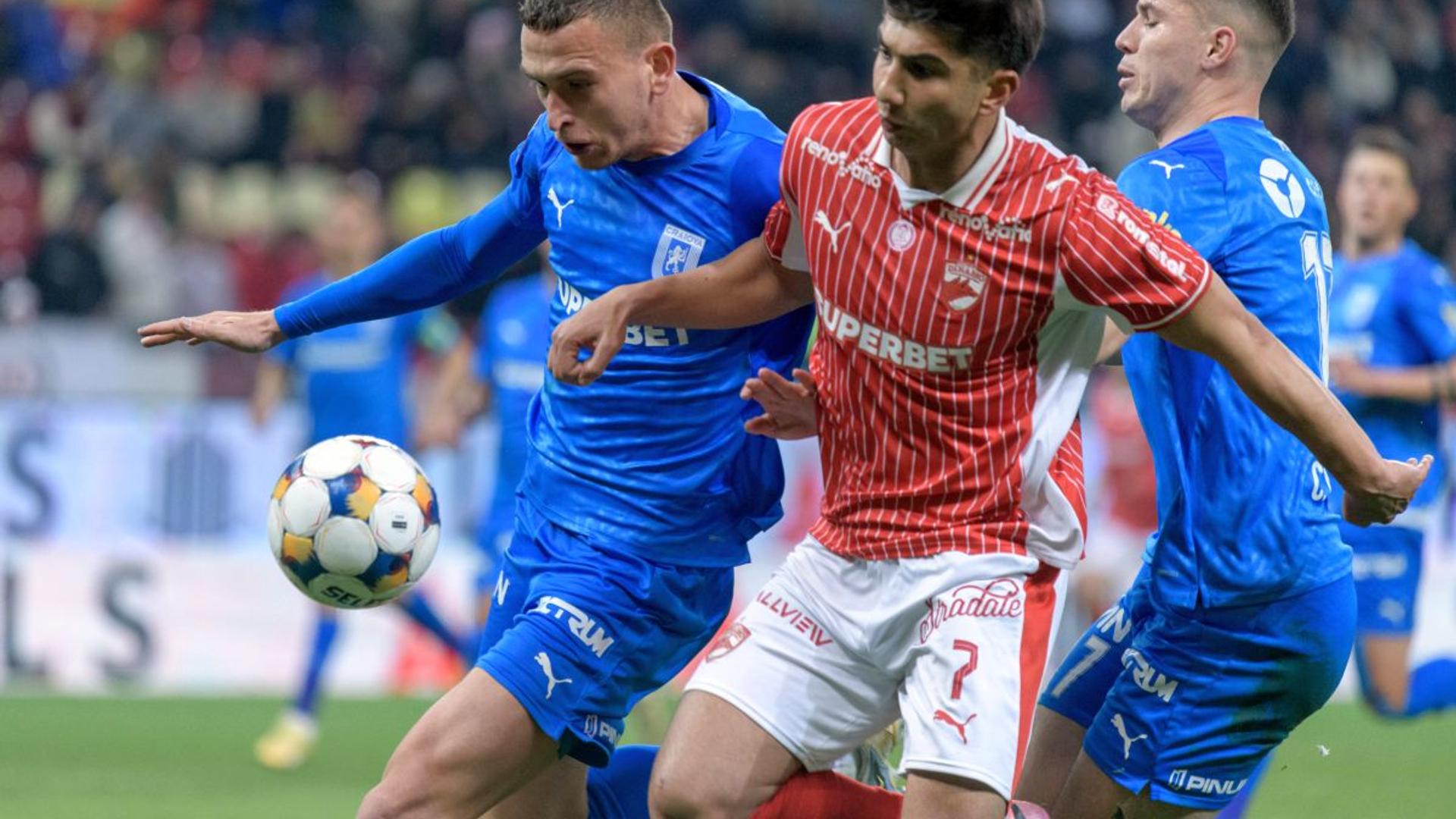 Stadion de fotbal plin cu suporteri la meci din Superliga 2026, cu afișaje pentru Cupa României și Supercupa României în fundal | sursa foto: Gazeta Sporturilor