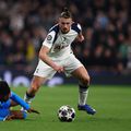 Radu Drăgușin, în duel cu Ademola Lookman (Atletico) / Foto: Imago