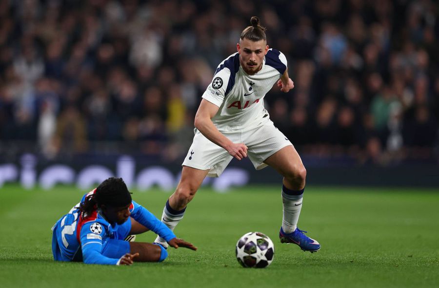 Radu Drăgușin, în duel cu Ademola Lookman (Atletico) / Foto: Imago Vești proaste pentru Radu Drăgușin » Ce a decis noul antrenor De Zerbi