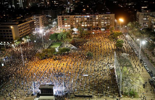 VIDEO Țara în care s-a organizat un protest ca la carte pe timp de coronavirus: X-uri desenate din 2 în 2 metri și măști de protecție