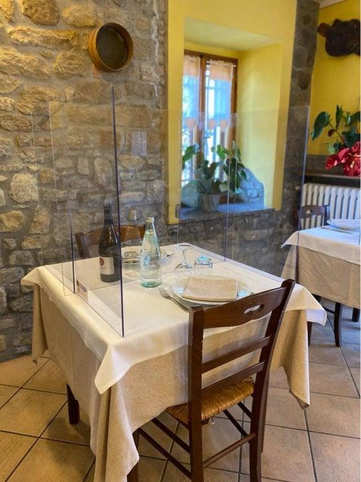 La plajă și la restaurant, separați de plexiglas! Planul italienilor pentru reluarea activităților sociale