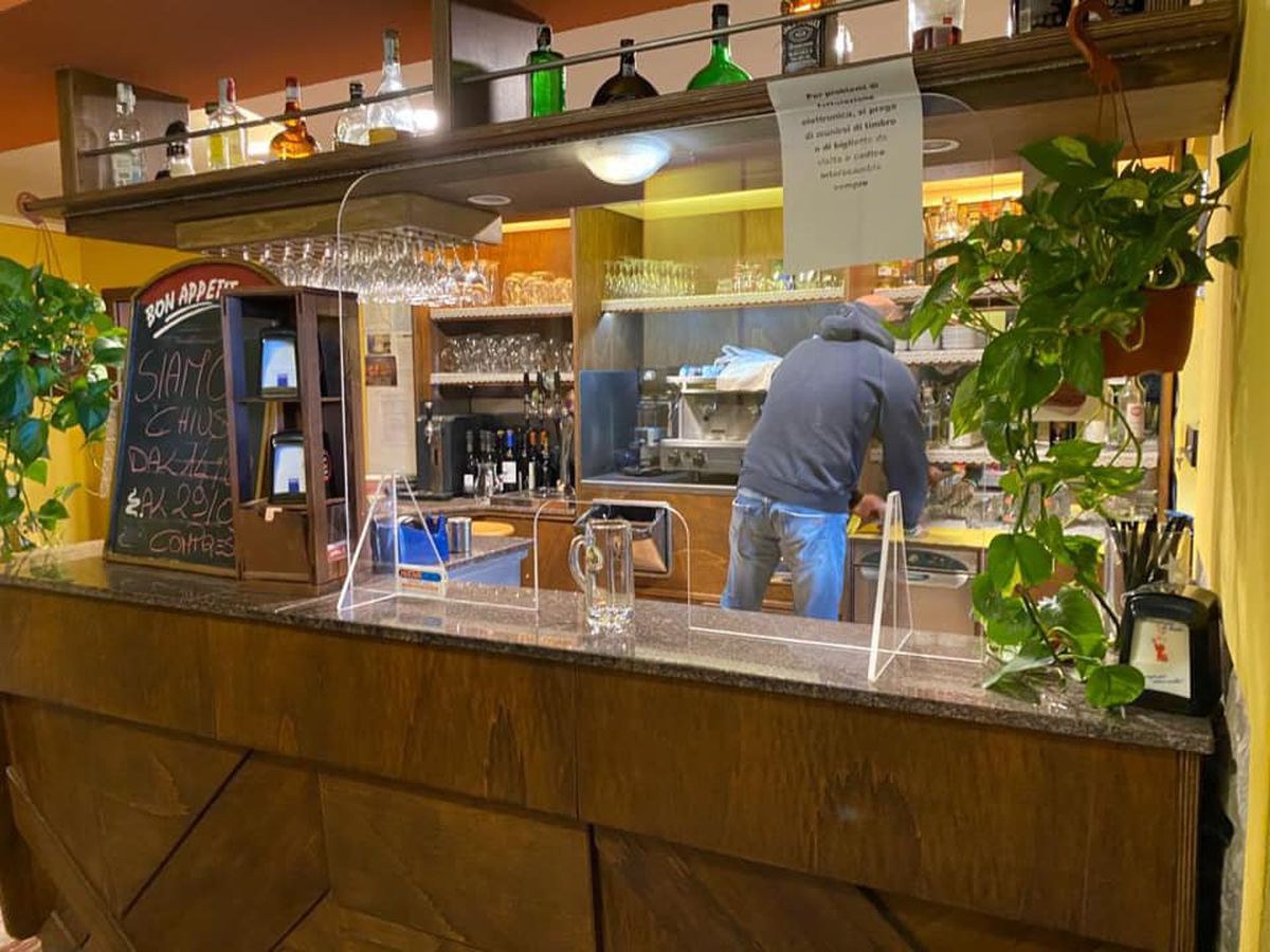 La plajă și la restaurant, separați de plexiglas! Planul italienilor pentru reluarea activităților sociale