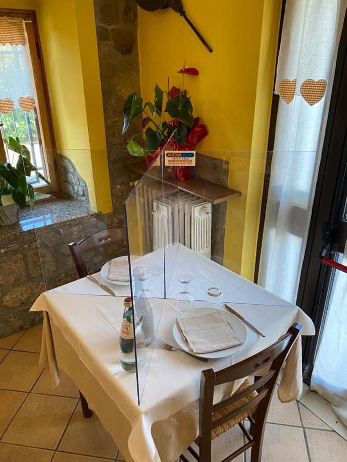 La plajă și la restaurant, separați de plexiglas! Planul italienilor pentru reluarea activităților sociale