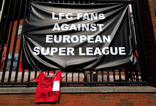 Mesaje de protest afișate de fanii lui Liverpool la intrarea în stadion. Foto: IMAGO