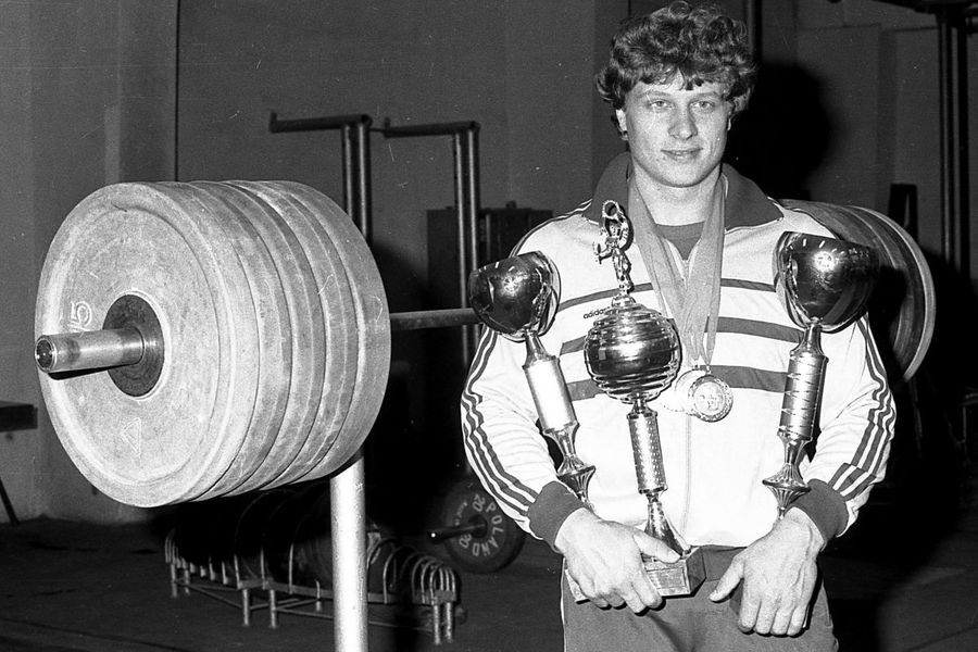Nicu Vlad și o parte din trofeele cucerite în anii '80 (foto: arhiva GSP) Halterele, cel mai viciat sport? + O nouă modă: dopingul în echipă, exemplul Corona Brașov