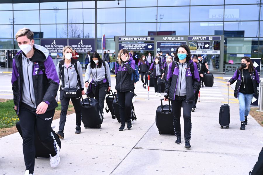 ”Tricolorele” cărând bagajele pe aeroportul din Skopje ”Tricolorele” cărând bagajele pe aeroportul din Skopje