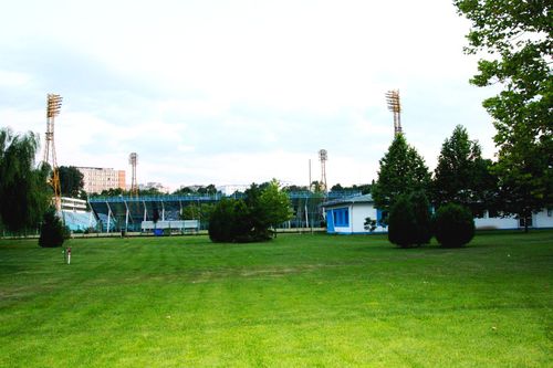 Cândva unul dintre punctele de referință în sport din București, Stadionul Cotroceni se zb ate de ani buni în anonimat. A devenit o arenă pustie, fără picior de performanță.