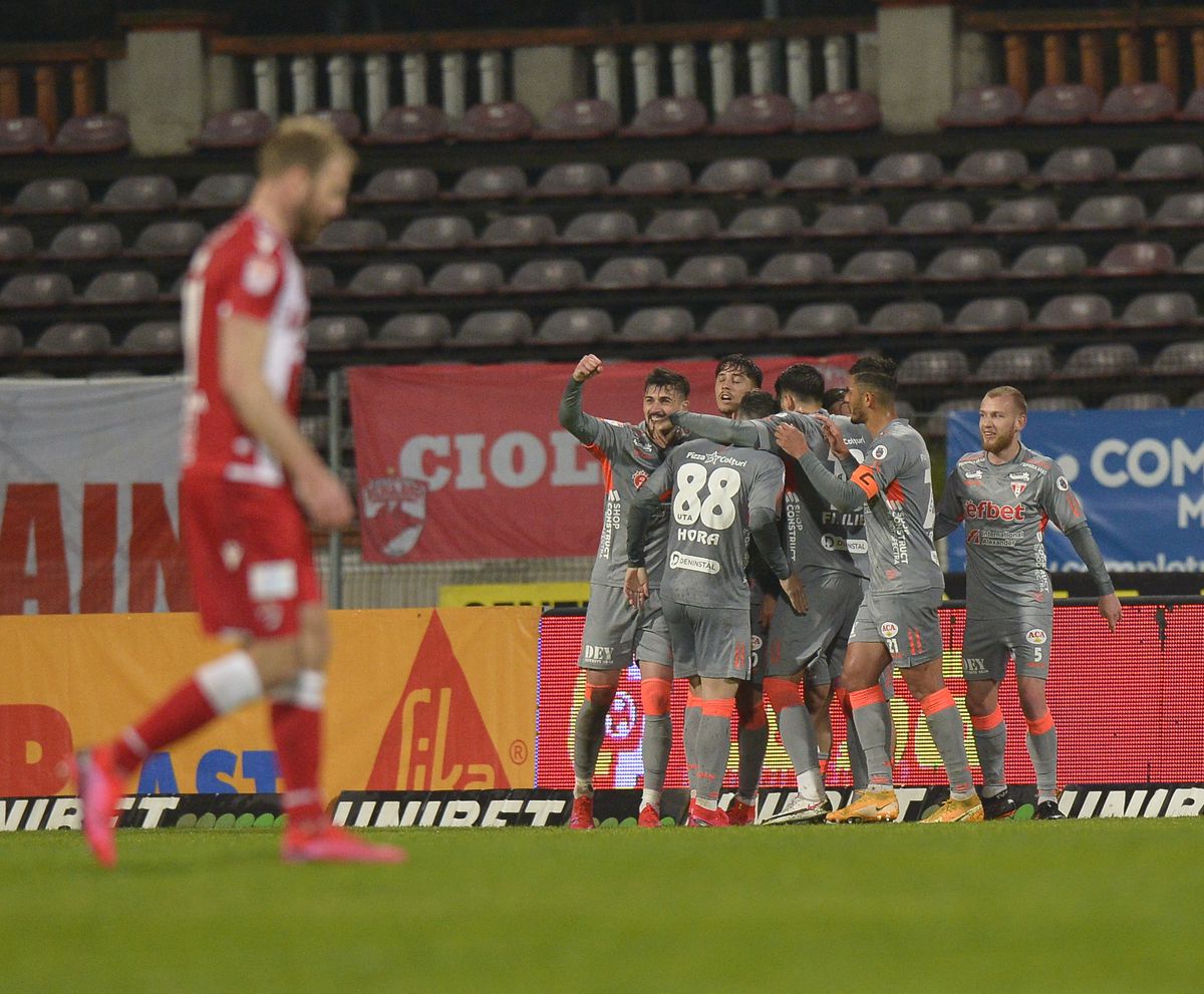 Dinamo, prestație lamentabilă cu UTA: 5 fotbaliști au primit nota 3! Cine este singurul jucător cu 8