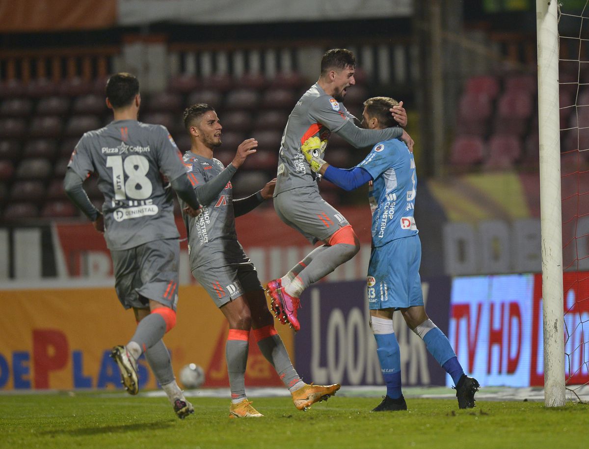 Critici vehemente la adresa lui Dănciulescu: „Ce să mai caute la Dinamo? Care sunt performanțele lui? E noaptea minții!”