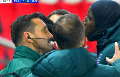 Demba Ba l-a acuzat pe Sebastian Colțescu de rasism în 2020 și continuă scandalul: „Dacă ar fi spus: să scoatem galbenul?”