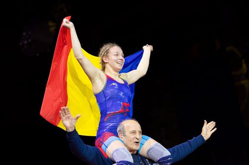 Andreea Beatrice Ana purtată pe umeri de antrenor după victorie Foto Imago