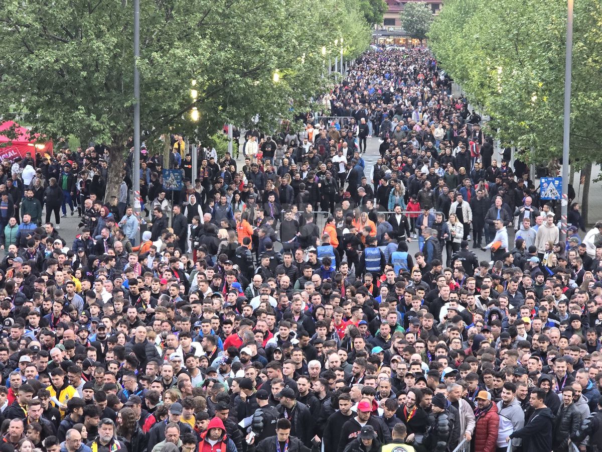 Cozi imense înainte de FCSB - Rapid