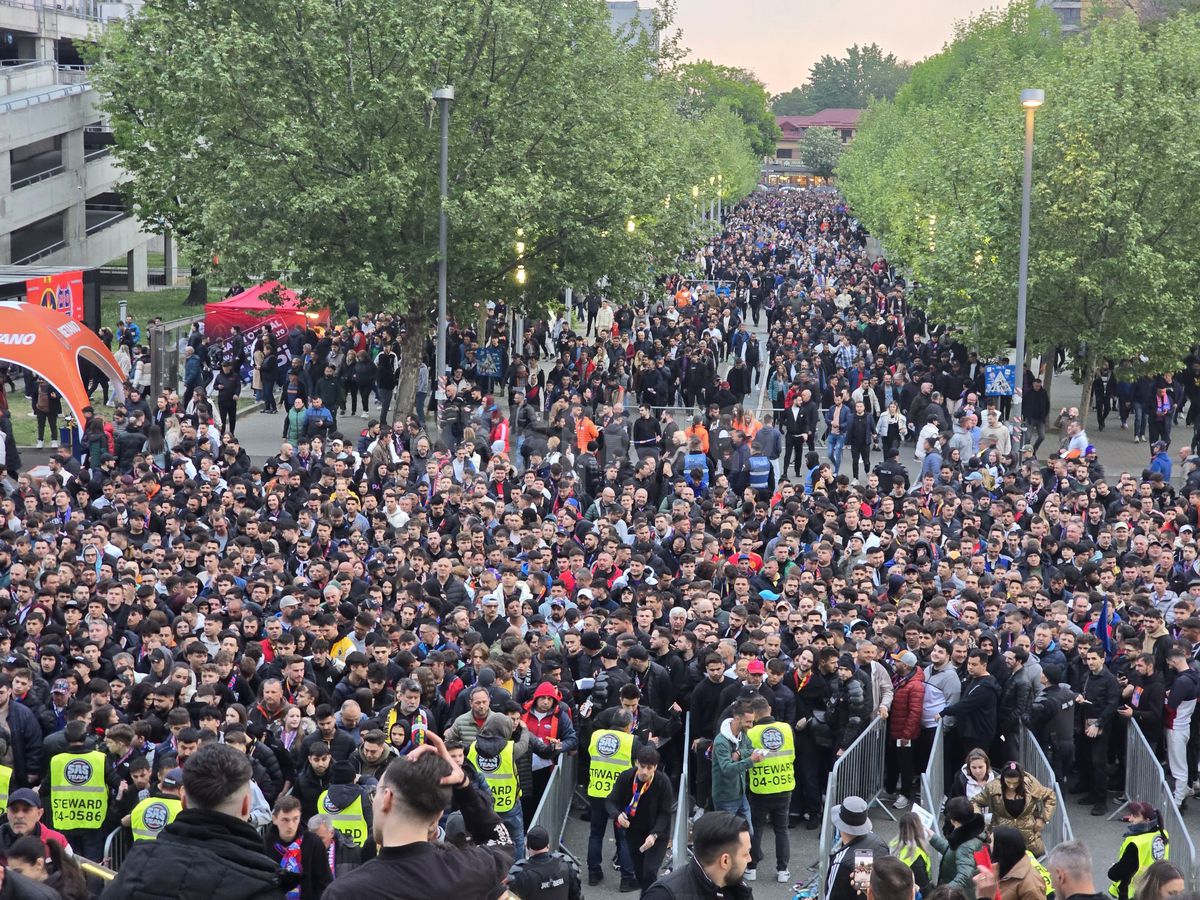 Cozi imense înainte de FCSB - Rapid