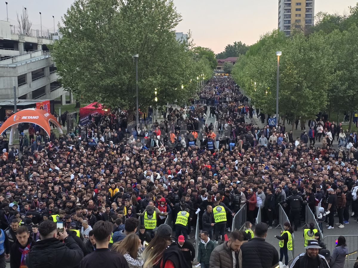 Cozi imense înainte de FCSB - Rapid