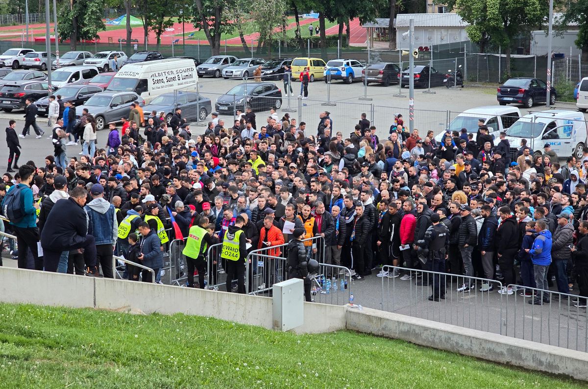 Cozi imense înainte de FCSB - Rapid