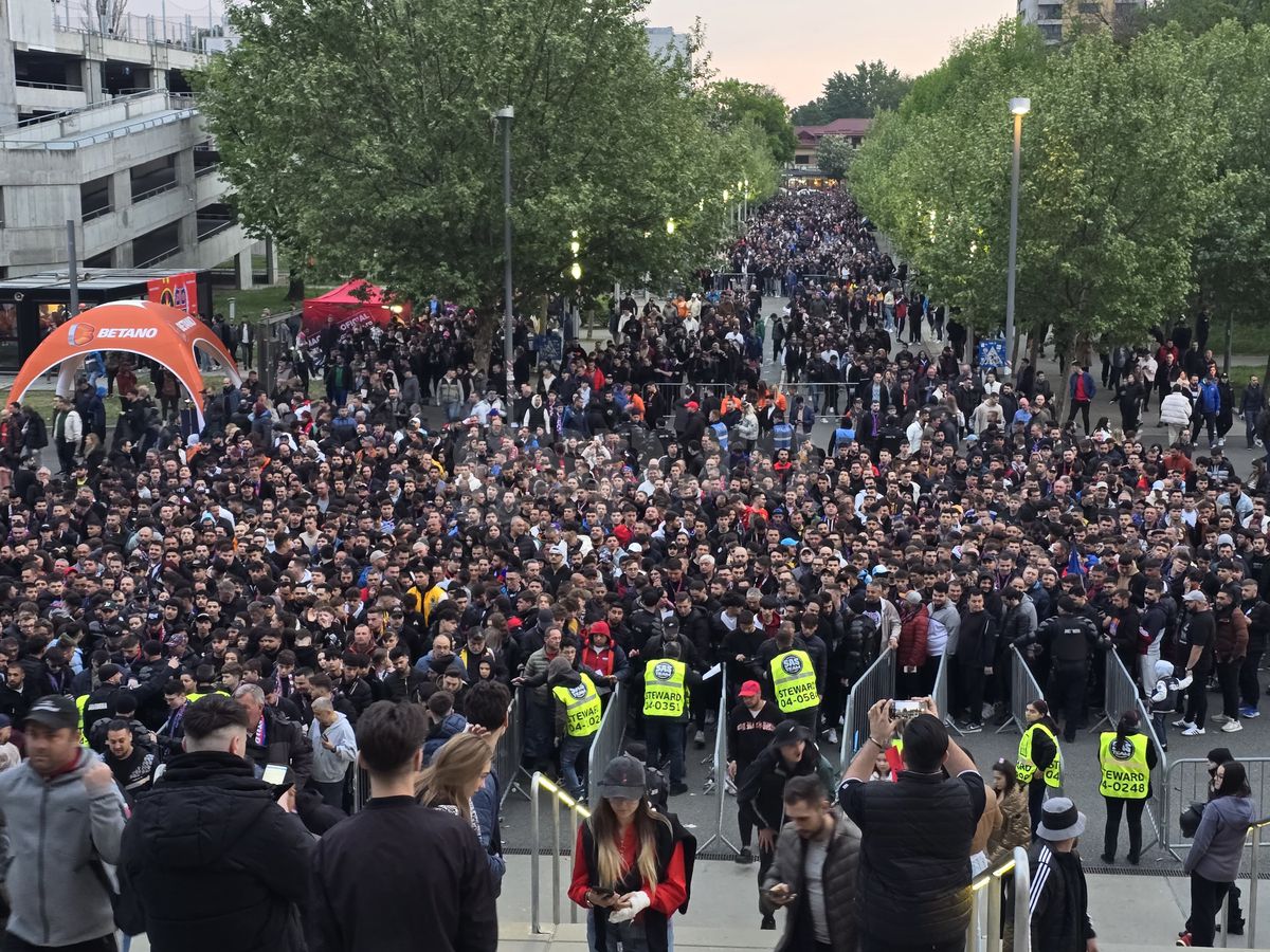 Cozi imense înainte de FCSB - Rapid