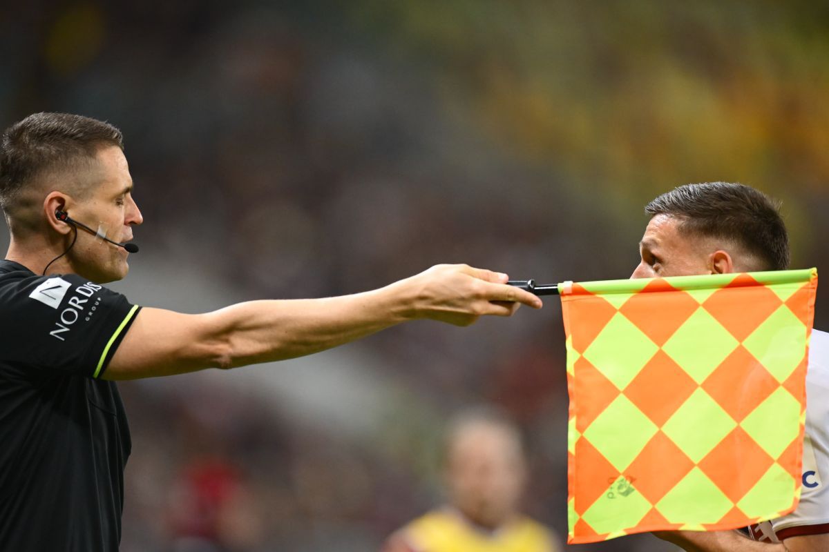 Gol anulat la FCSB - Rapid » Primul verdict al specialistului consultat de GSP