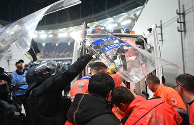 Scene revoltătoare pe Arena Națională » Jandarmii, nevoiți să intervină cu scuturile în momentul accidentării lui Hromada