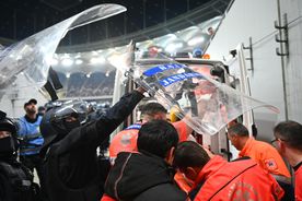 Scene revoltătoare pe Arena Națională » Jandarmii, nevoiți să intervină cu scuturile în momentul accidentării lui Hromada