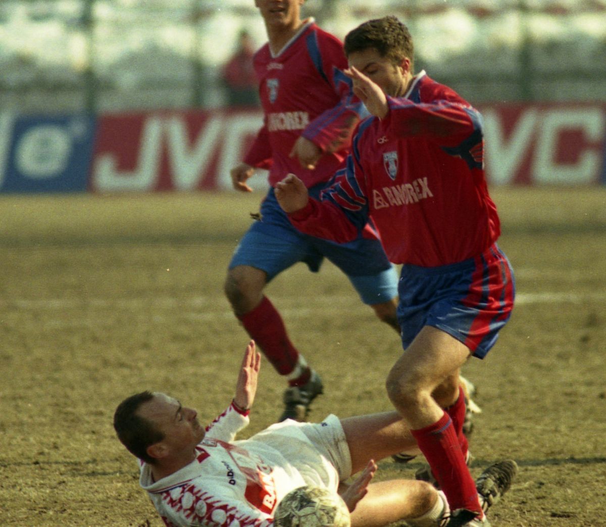 Cobra #50 » Geniul rebel Adrian Ilie a împlinit 50 de ani. Fotografii spectaculoase, dezvăluiri și regrete: „Publicul mă venera... E cea mai mare greșeală a carierei mele”