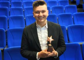 Premiile Gazetăriei Sportive 2023 » Alexandru Barbu, realizatorul emisiunii GSP Live și reporter special al Gazetei, a primit trofeul pentru cel mai bun tânăr jurnalist al anului