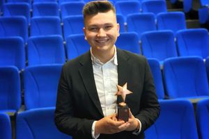 Premiile Gazetăriei Sportive 2023 » Alexandru Barbu, realizatorul emisiunii GSP Live și reporter special al Gazetei, a primit trofeul pentru cel mai bun tânăr jurnalist al anului