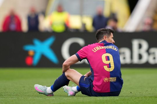 Robert Lewandowski privește spre bancă, în așteptarea medicilor / Foto: GettyImages