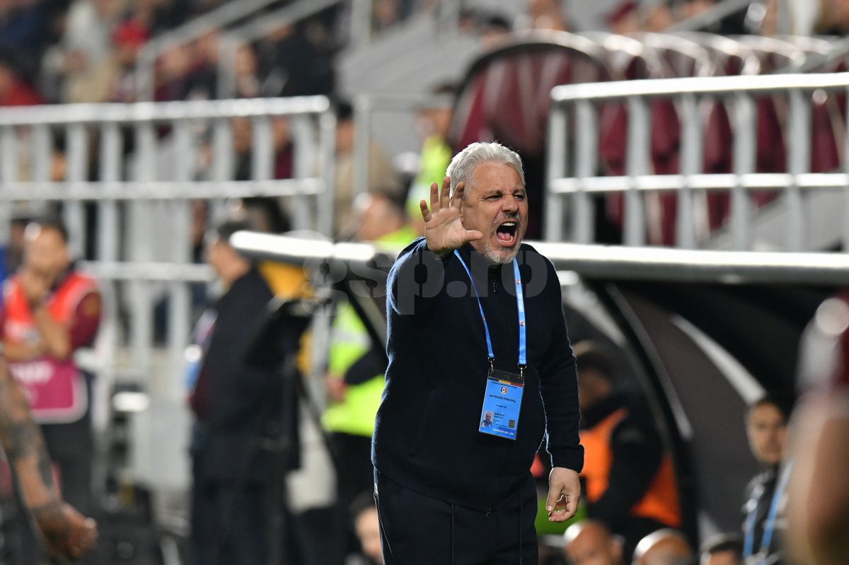 Incredibil ce a apărut pe ecusonul lui Șumudică la Rapid - U Cluj » Detaliul surprins de fotograful Gazetei