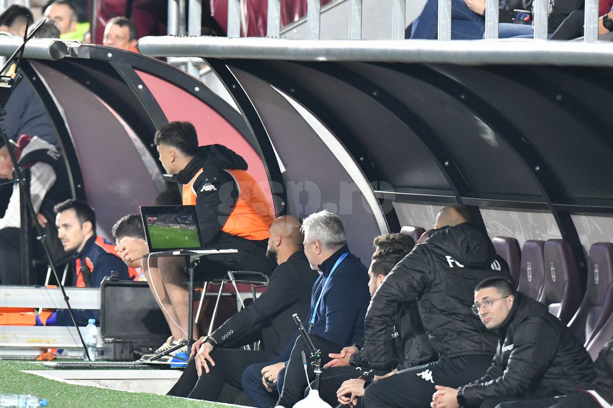 Incredibil ce a apărut pe ecusonul lui Șumudică la Rapid - U Cluj » Detaliul surprins de fotograful Gazetei